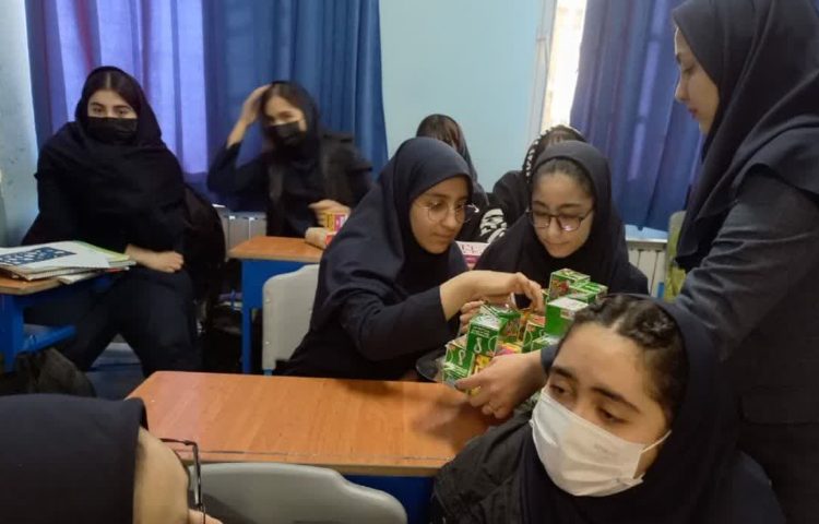 اهدای شکلات به دانش آموزان در اعیاد شعبانیه 2