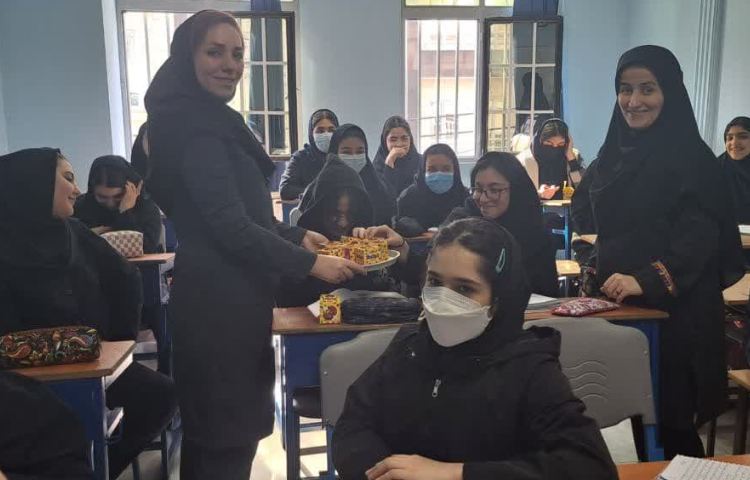 اهدای شکلات به دانش آموزان در اعیاد شعبانیه 3