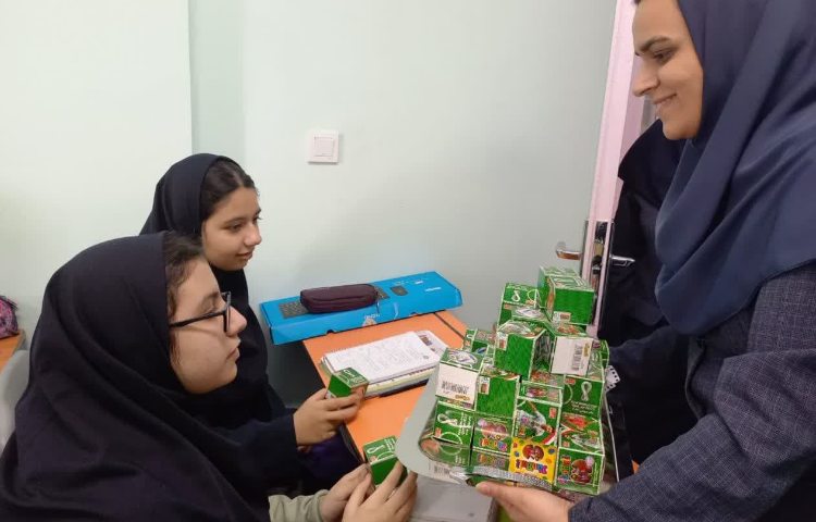 اهدای شکلات به دانش آموزان در اعیاد شعبانیه 4