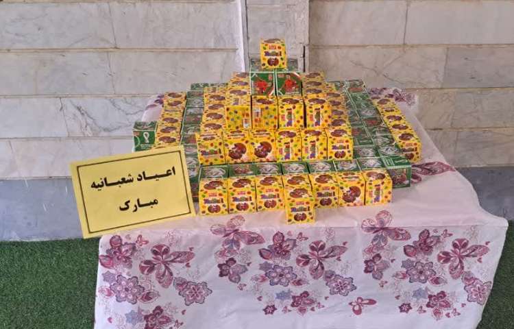 اهدای شکلات به دانش آموزان در اعیاد شعبانیه