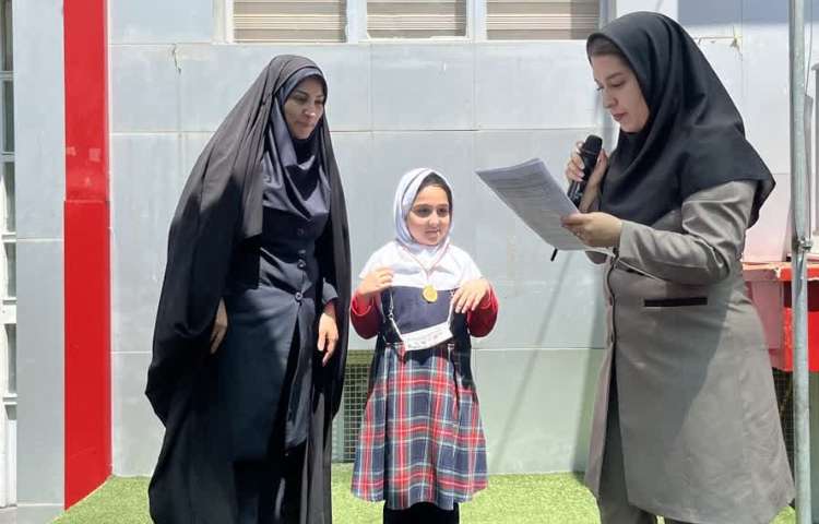 اهدای مدال های مسابقات ورزشی 1