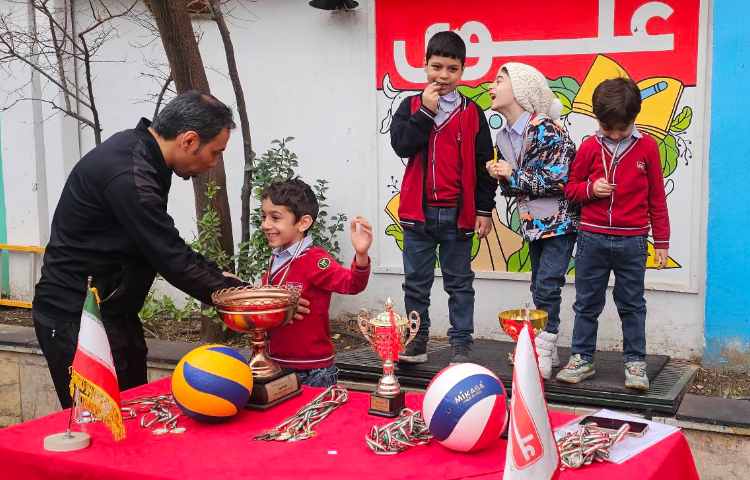 اهدای مدال ورزشی به دانش آموزان 1
