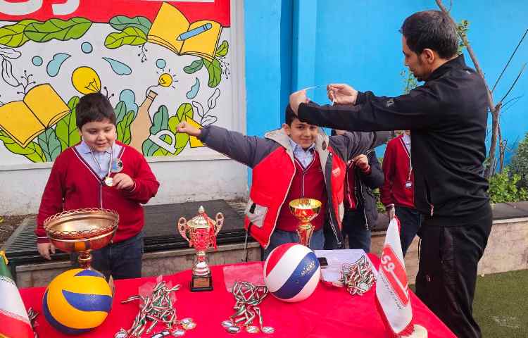 اهدای مدال ورزشی به دانش آموزان 10