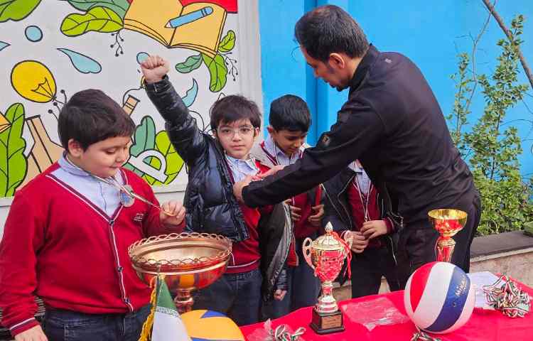 اهدای مدال ورزشی به دانش آموزان 9