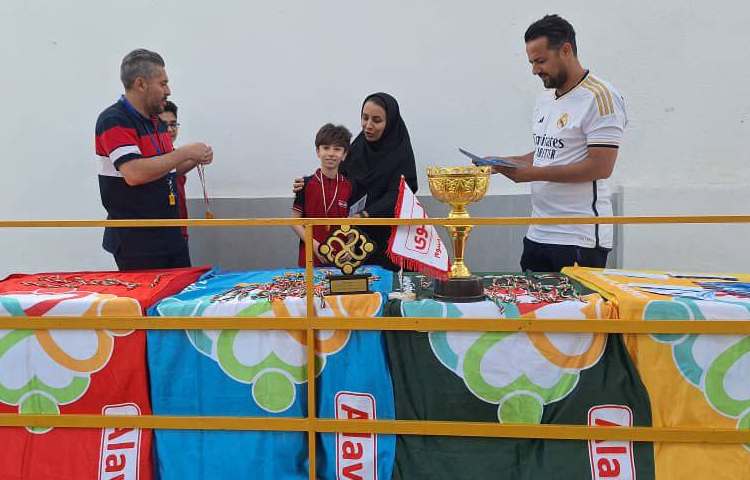 اهدای مدال و هدیه های دانش آموزان برنده مسابقات ورزشی بین شعب علوی 4