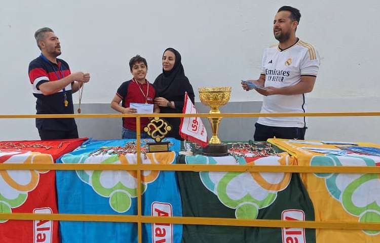 اهدای مدال و هدیه های دانش آموزان برنده مسابقات ورزشی بین شعب علوی 5