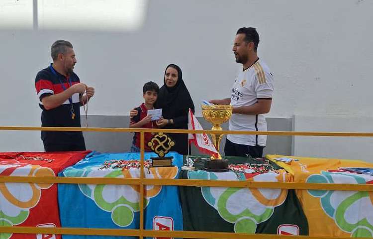 اهدای مدال و هدیه های دانش آموزان برنده مسابقات ورزشی بین شعب علوی 6