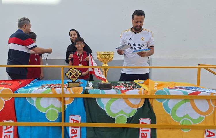 اهدای مدال و هدیه های دانش آموزان برنده مسابقات ورزشی بین شعب علوی 8