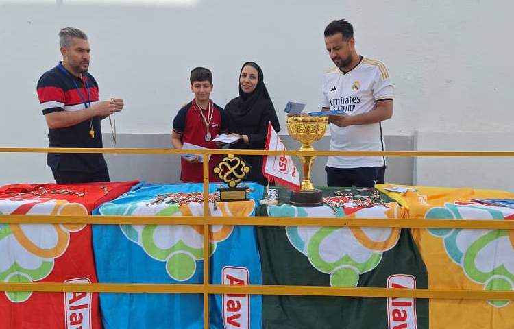 اهدای مدال و هدیه های دانش آموزان برنده مسابقات ورزشی بین شعب علوی 9