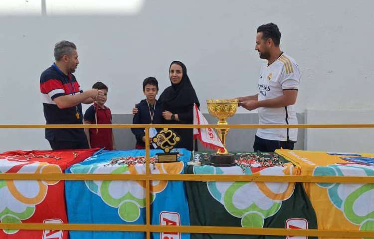 اهدای مدال و هدیه های دانش آموزان برنده مسابقات ورزشی بین شعب علوی 11