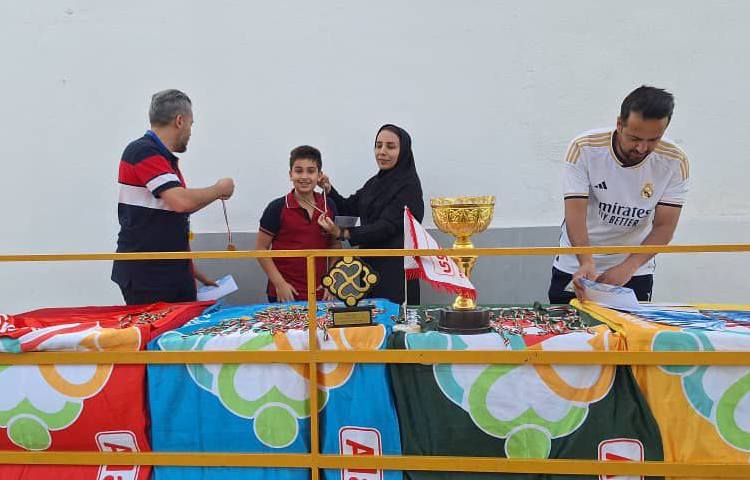 اهدای مدال و هدیه های دانش آموزان برنده مسابقات ورزشی بین شعب علوی 17