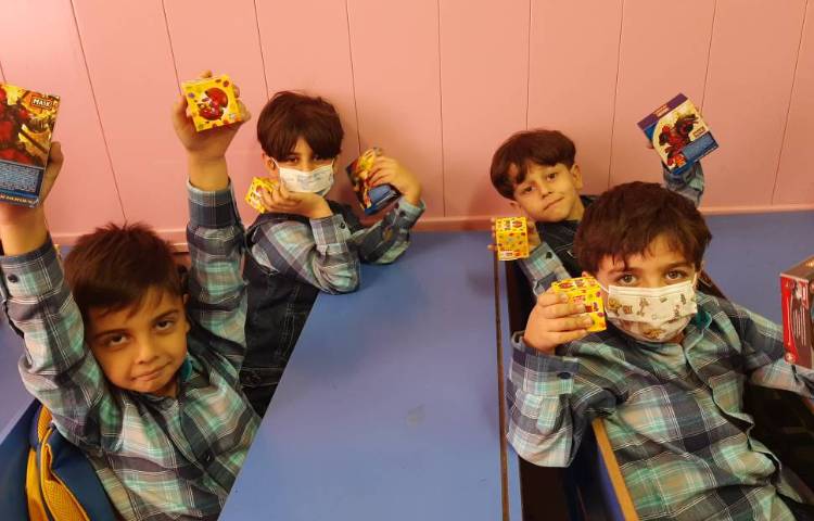 :اهدای هدایای روز جهانی کودک، کلاس سیب 2