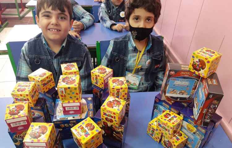 :اهدای هدایای روز جهانی کودک، کلاس سیب 3