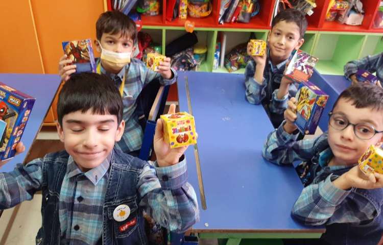 :اهدای هدایای روز جهانی کودک، کلاس سیب 4