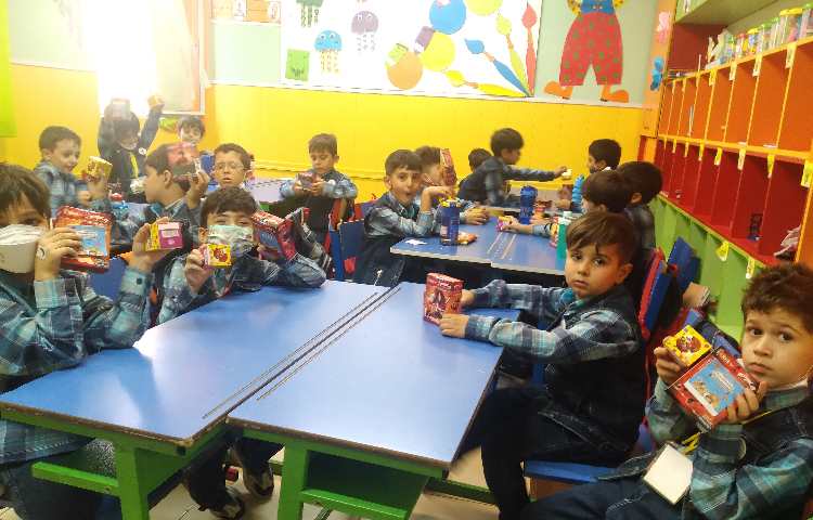 :اهدای هدایای روز جهانی کودک 1