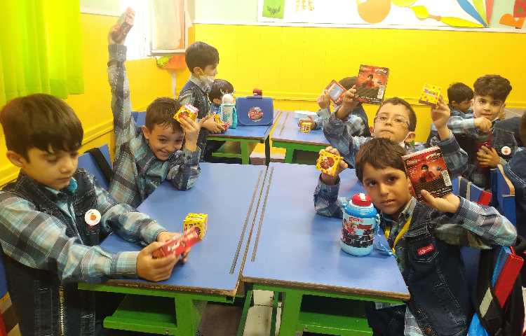 :اهدای هدایای روز جهانی کودک 5