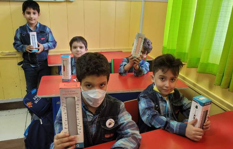 :اهدای هدایای روز دانش آموز به پسرای عزیز کلاس انگور 1