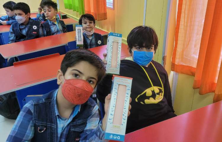 :اهدای هدایای روز دانش آموز به پسرای عزیز کلاس انگور 2