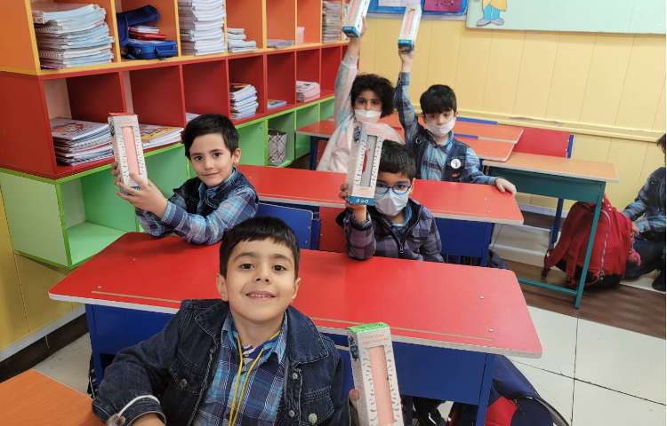 :اهدای هدایای روز دانش آموز به پسرای عزیز کلاس انگور 3