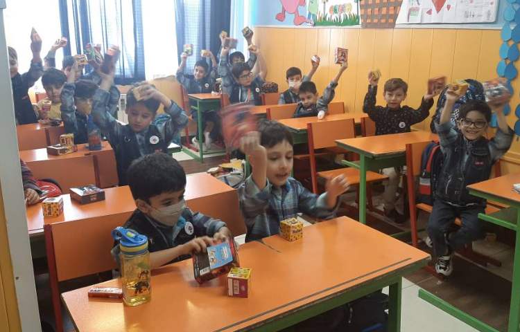 :اهدای هدایای روز کودک به دانش آموزان عزیز 1