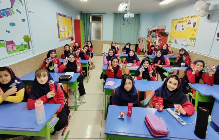 اهدای هدیه به مناسبت روز دانش آموزان 1