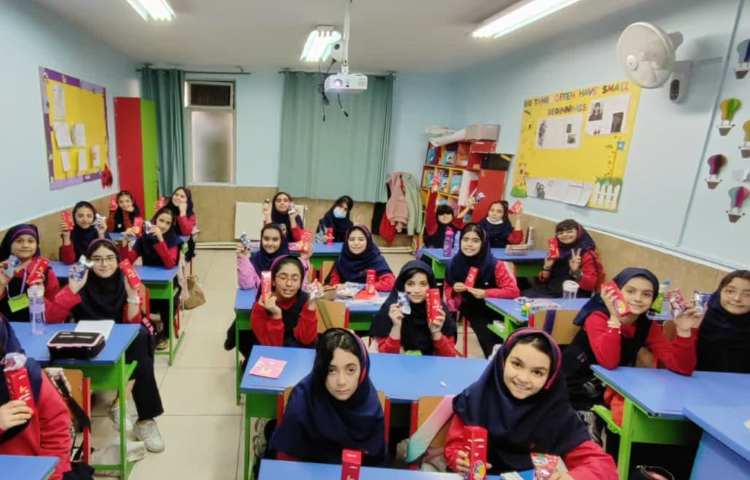 اهدای هدیه به مناسبت روز دانش آموزان 2