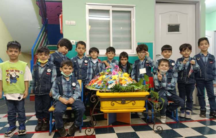 :اهدای هدیه روز دانش آموز به دانش آموزان کلاس بادبادک
