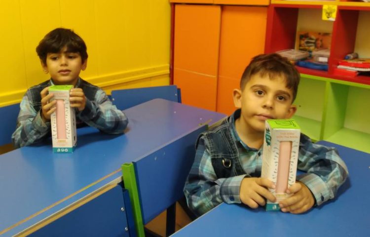 :اهدای هدیه روز دانش آموز به دانش آموزان کلاس پرتقال 1