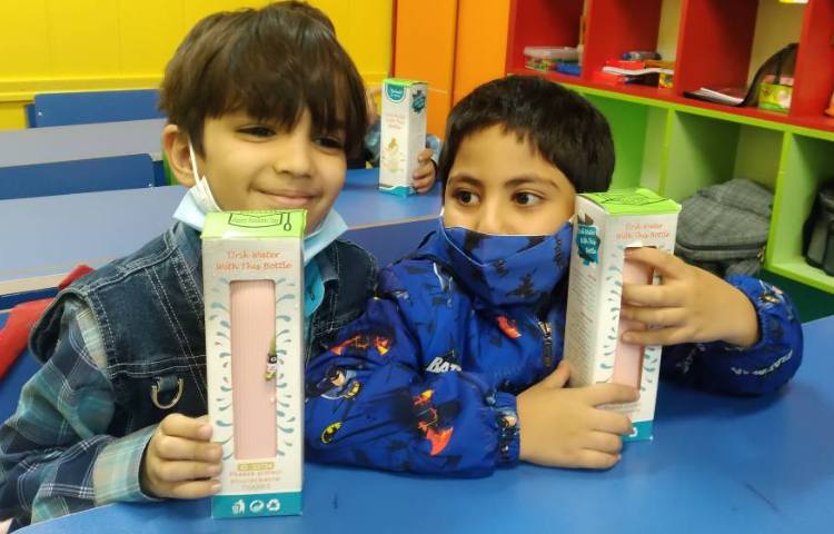 :اهدای هدیه روز دانش آموز به دانش آموزان کلاس پرتقال 2