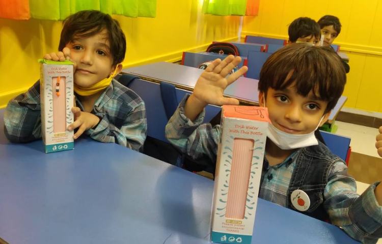 :اهدای هدیه روز دانش آموز به دانش آموزان کلاس پرتقال 4