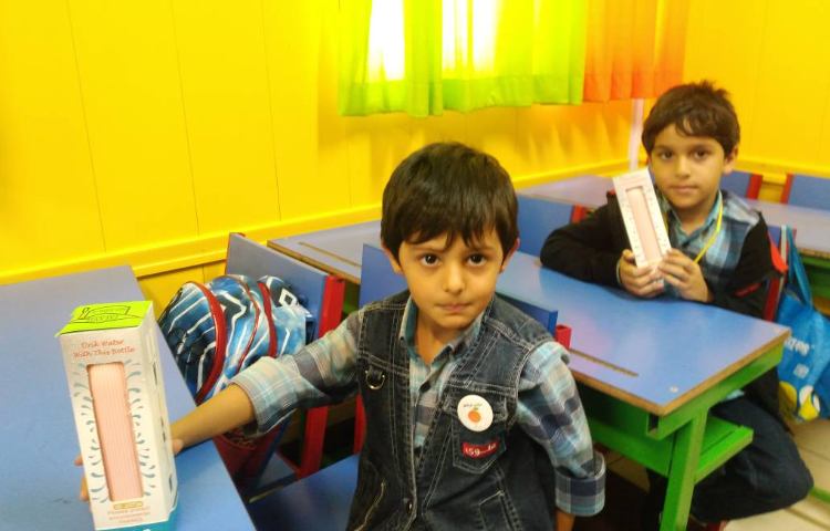 :اهدای هدیه روز دانش آموز به دانش آموزان کلاس پرتقال 5