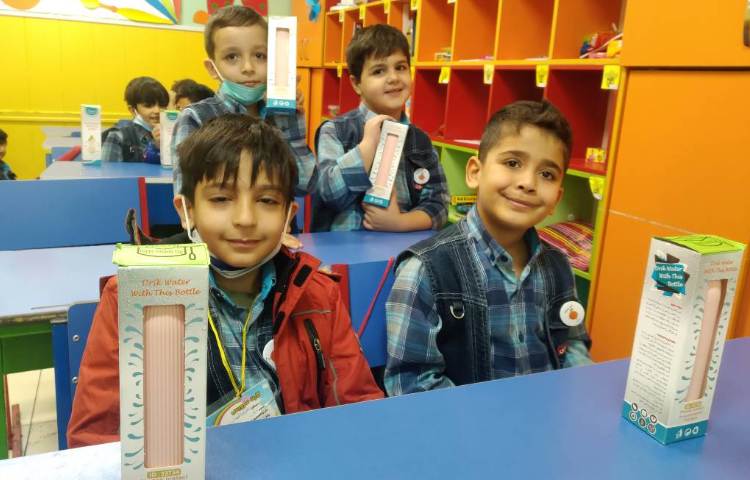 :اهدای هدیه روز دانش آموز به دانش آموزان کلاس پرتقال