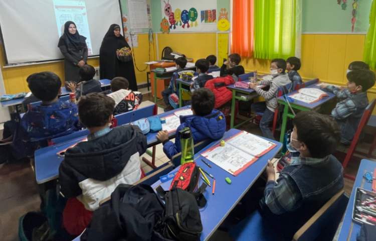 :اهدای هدیه مداد به دانش آموزان پایه اول جهت تثبیت نشانه (م) 2