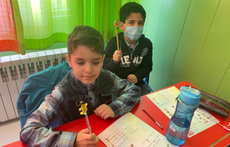 :اهدای هدیه مداد به دانش آموزان پایه اول جهت تثبیت نشانه (م) 3