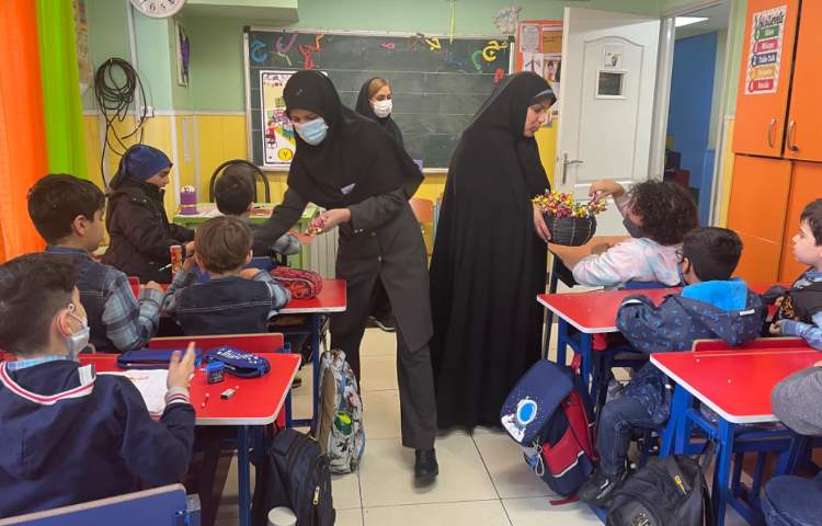 :اهدای هدیه مداد به دانش آموزان پایه اول جهت تثبیت نشانه (م) 4