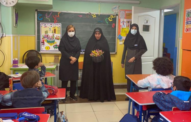 :اهدای هدیه مداد به دانش آموزان پایه اول جهت تثبیت نشانه (م) 5