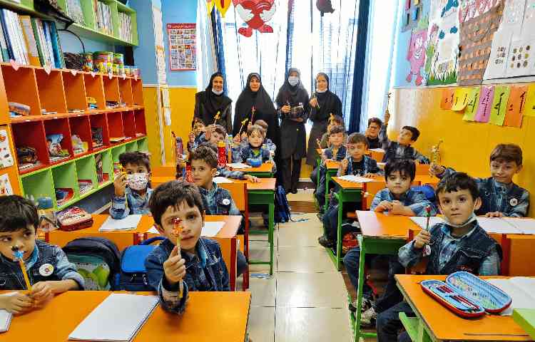 :اهدای هدیه مداد به دانش آموزان پایه اول جهت تثبیت نشانه (م) 6