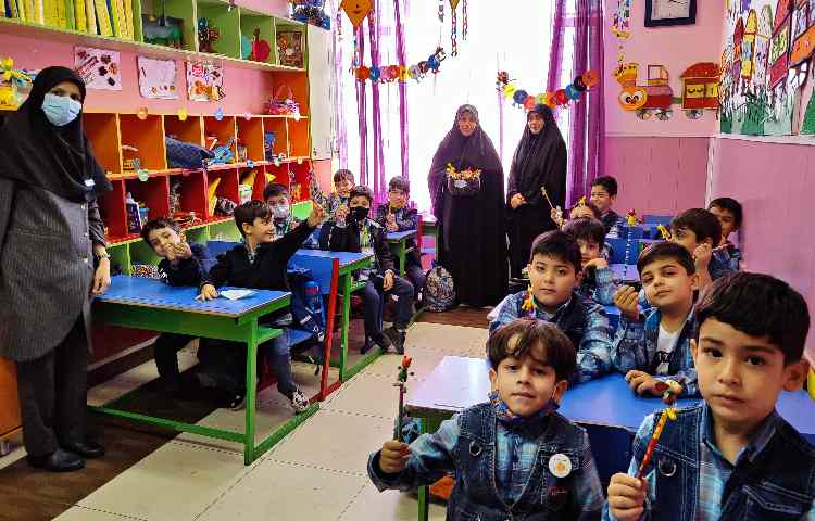:اهدای هدیه مداد به دانش آموزان پایه اول جهت تثبیت نشانه (م) 7