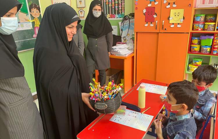 :اهدای هدیه مداد به دانش آموزان پایه اول جهت تثبیت نشانه (م)