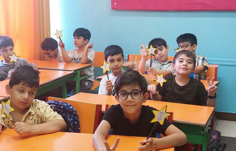 اهدای هدیه های زبان برای خوشامدگویی به دانش آموزان عزیز 1