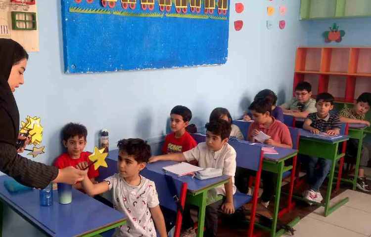 اهدای هدیه های زبان برای خوشامدگویی به دانش آموزان عزیز 1