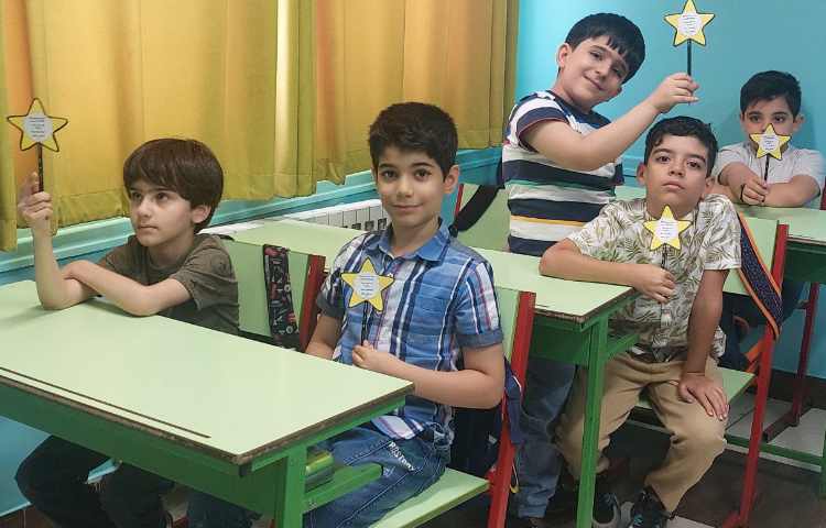 اهدای هدیه های زبان برای خوشامدگویی به دانش آموزان عزیز 2