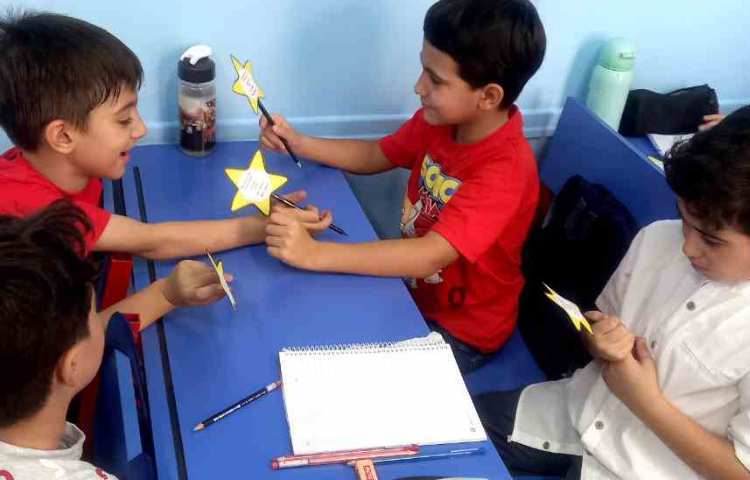 اهدای هدیه های زبان برای خوشامدگویی به دانش آموزان عزیز 2