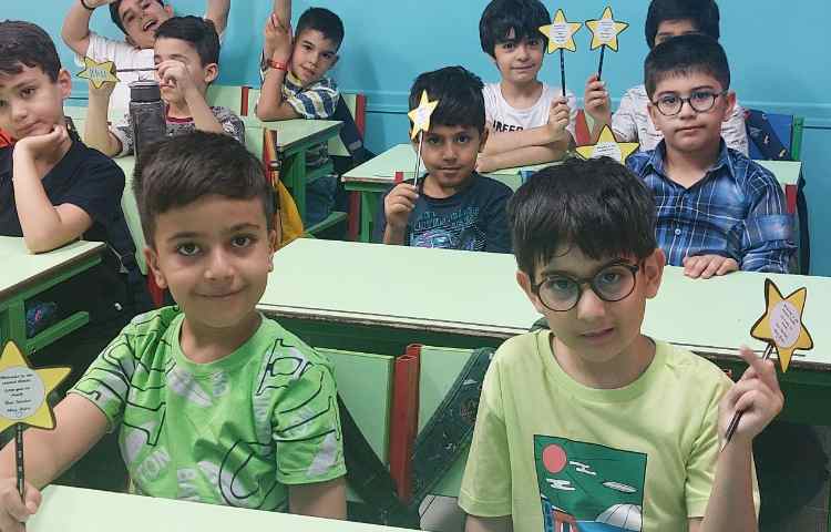 اهدای هدیه های زبان برای خوشامدگویی به دانش آموزان عزیز 3