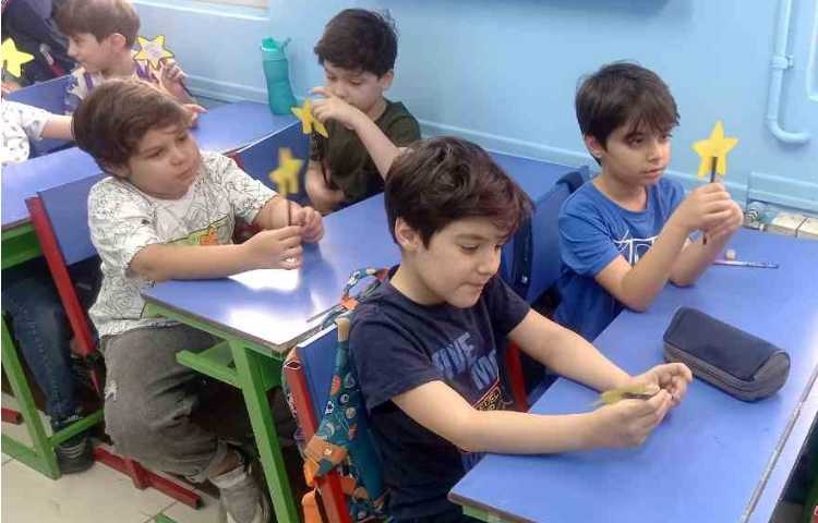 اهدای هدیه های زبان برای خوشامدگویی به دانش آموزان عزیز 3