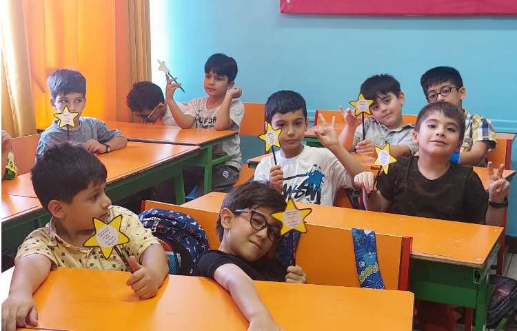 اهدای هدیه های زبان برای خوشامدگویی به دانش آموزان عزیز 4