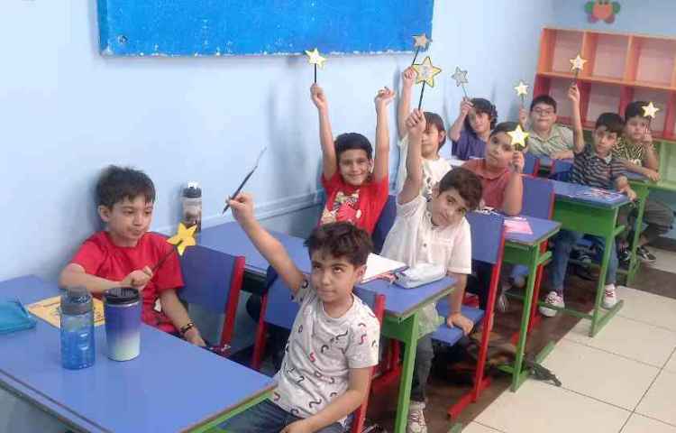 اهدای هدیه های زبان برای خوشامدگویی به دانش آموزان عزیز 4