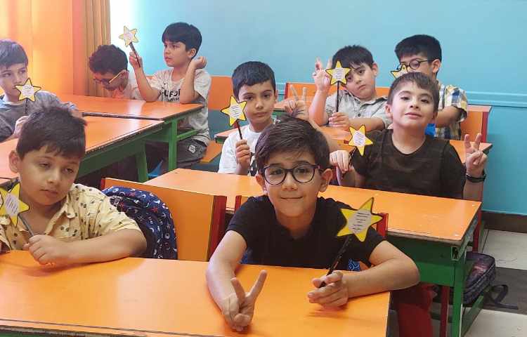 اهدای هدیه های زبان برای خوشامدگویی به دانش آموزان عزیز 5