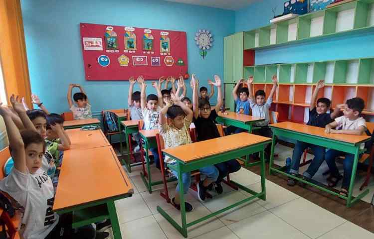 اهدای هدیه های زبان برای خوشامدگویی به دانش آموزان عزیز