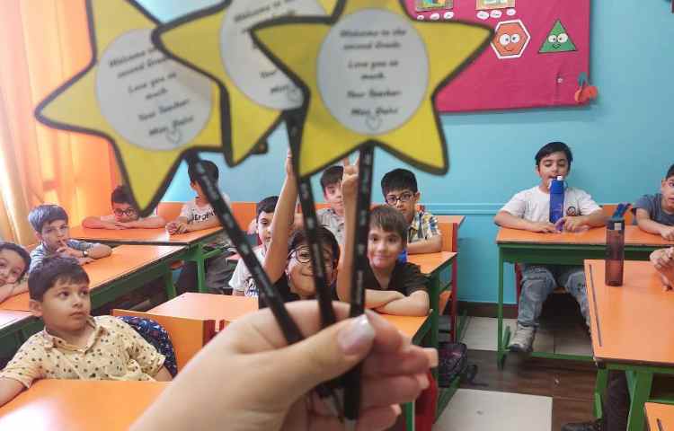 اهدای هدیه های زبان برای خوشامدگویی به دانش آموزان عزیز